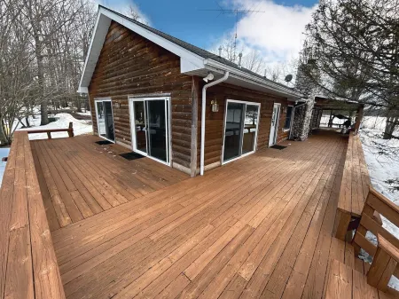 Stunning Lakehouse with hot tub & tree house