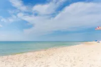 * Gorgeous Bay Views, 2 Incredible Community Pools, Pet Friendly, Sleeps 1