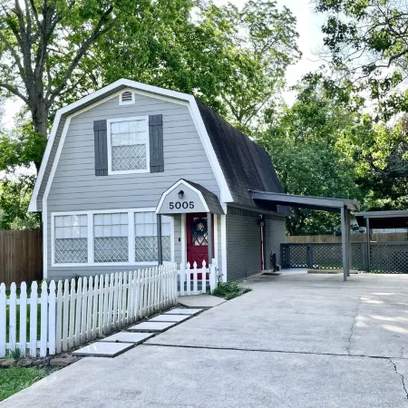 Fully Updated Beautiful Seabrook Barn Style Cottage