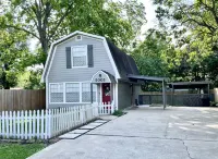 Fully Updated Beautiful Seabrook Barn Style Cottage