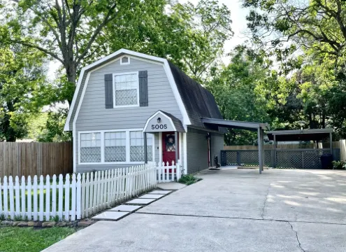 Fully Updated Beautiful Seabrook Barn Style Cottage