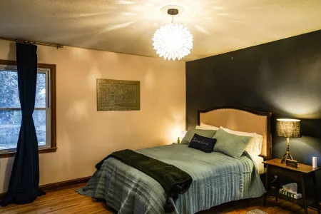 Cosy Nest Welcomes Pets. Comfortable Work-from-Home Space, & Garage Parking.