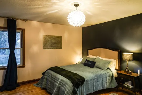 Cosy Nest Welcomes Pets. Comfortable Work-from-Home Space, & Garage Parking.