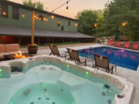 West Fork Pool and Hot Tub- 10 mins to Fay, Devils Den