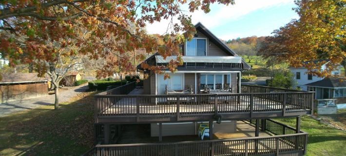 Updated Open Plan - Keuka Lakefront Home 4BR & 157' private beach Hoteles en Condado de Yates