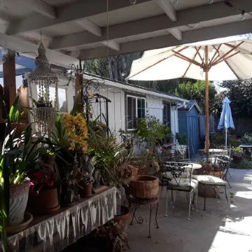 Garden Chalet walking distance to Oldtown Salinas Отели в г. Салинас