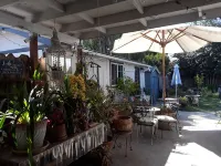 Garden Chalet walking distance to Oldtown Salinas Rabobank Stadium 주변 호텔