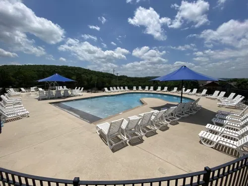 Family getaway, pool, bunk room, private deck, close to lake and Thunder Ridge