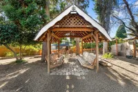 PNW Downtown Hobbit Home - Detached game-room & Outdoor pizza oven! Hotel in zona Interstate Bridge