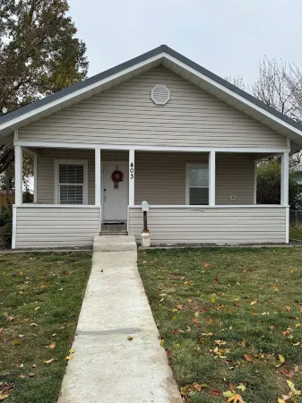 Cute & Cozy home walking distance  to downtown