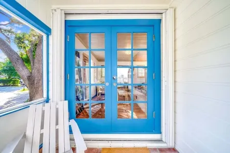 2 BD Historic Delray Beach Cottage walk to the Ave Отели в г. Делрей-Бич