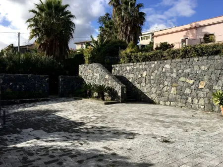 TeO house, seafront, garden, Acitrezza, Acicastello, Etna Отели в г. Ачи-Кастелло