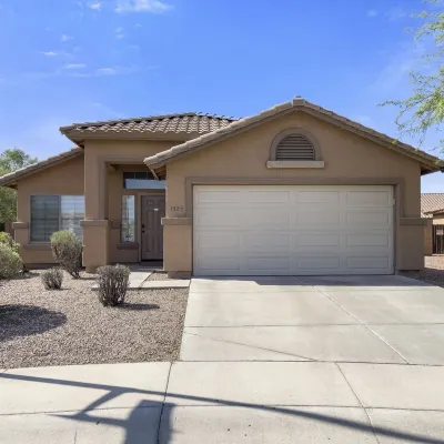 Western vibe 3 BR home with heated pool and sauna サウスマウンテン パーク シーニック ドライブ周辺のホテル