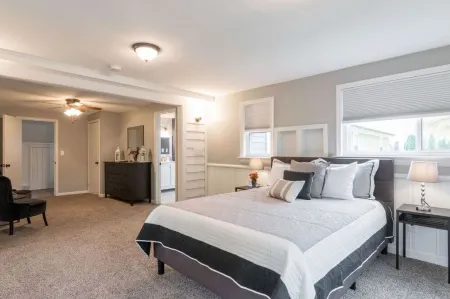 Elegant Large Home with Modern Amenities for 8 in N. Royal Oak near Birmingham!