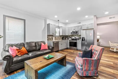 Spacious 2 BR★Sleep 4★Central Location★Parking Hotels in 