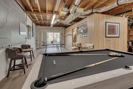 Spacious Estate - Pool, Games, Karaoke, Sleeps 16!