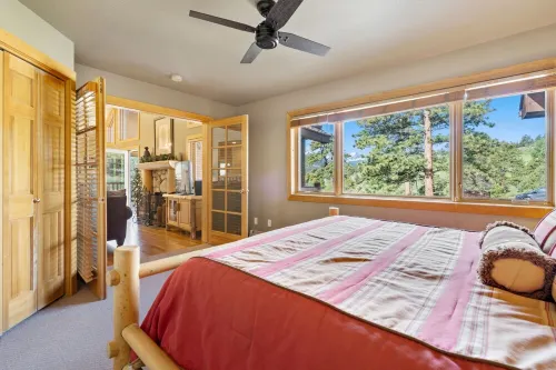 Luxury Cabin 4bdr Mtn and River Views.  Private Hot tub, 2 blocks to downtown