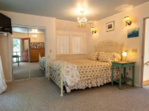 Keene Kottage 1890!! Waterfront in the High Peaks! Hotels in Keene