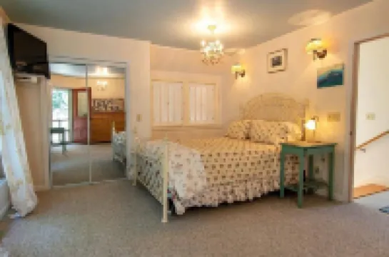 Keene Kottage 1890!! Waterfront in the High Peaks!