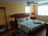Pet Friendly Cottage-3 blocks from Beach New fenced yard.