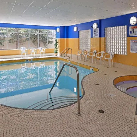 Econo Lodge Inn & Suites University