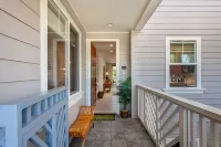 Lovely 2nd Floor Unit On Golf Course, Easy walk to Beach, Restaurants, Shopping