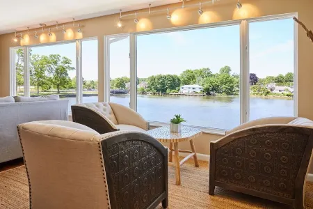 OASIS @ OCEAN BEACH PARK: 6 QUEEN BEDS