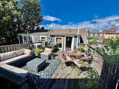 Beautiful rental with private roof deck のホテル