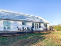 Dale Hollow Lakehouse, Hot Tub, gameroom, 2 SUPs, 4 acres, awesome views Hotels in Cumberland County