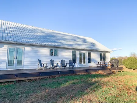 Dale Hollow Lakehouse, Hot Tub, gameroom, 2 SUPs, 4 acres, awesome views