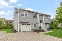7 Bedrooms, A/C, 3 Beaches within 2 Miles, Sleeps 14 Hotels near Roger Wheeler State Beach