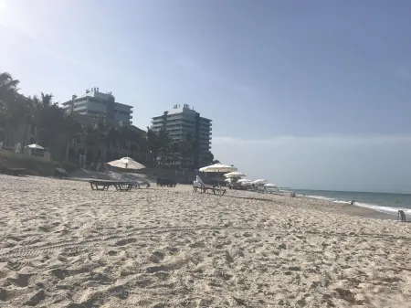 FUN + SUN IN THE CENTER OF IT ALL!!! EXCLUSIVE CENTRAL BEACH!! POOL