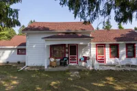 Charming Door County Cottage Steps from Lake Michigan Beach in Jacksonport WI