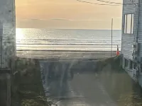 Location location location - renovated 2-bedroom condo on Long Sands Beach Hotels in Cape Neddick