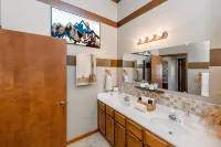 Cozy Home:  Close to UT, Smoky Mountains and outdoor fun Hotel in zona Regal Riviera