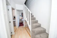 Downtown Rogue River, Game Room, 70" Smart TV, Two Minutes to I-5