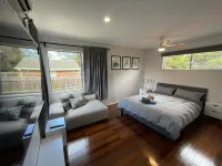Modern than 3 bedroom house  with office space in the center of Kallangur Hotels in Redcliffe