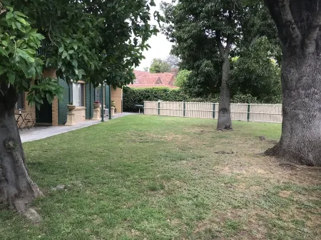 GREAT/SPACIOUS TWO BEDROOM GROUND FLOOR UNIT ONLY 5 MINUTES FROM THE CITY! Отели в г. Walkerville