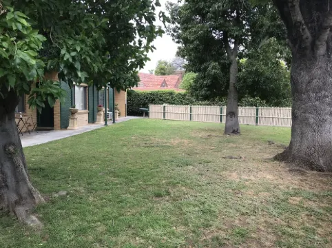 GREAT/SPACIOUS TWO BEDROOM GROUND FLOOR UNIT ONLY 5 MINUTES FROM THE CITY! Hotels in Walkerville