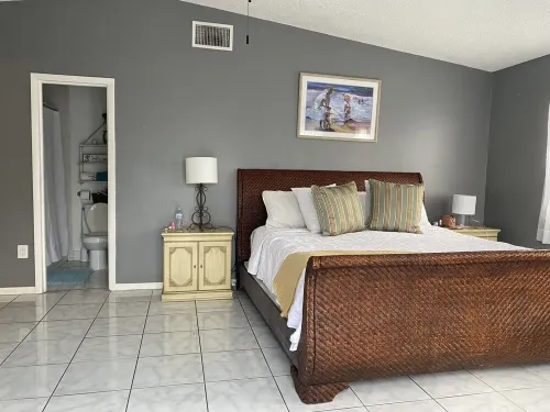 Beautiful private 4 bed family home w/pool . Sleep 10 people