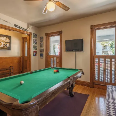 Stylish 3 Bedroom W/ AC ❄️, Mesh WiFi 🛜, Billiards 🎱 table, Games🎯🎮,parking Отели рядом с достопримечательностью «Музей Стронг»
