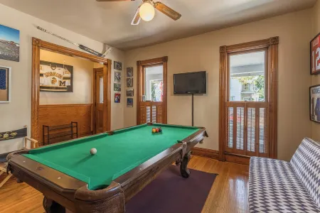 Stylish 3 Bedroom W/ AC ❄️, Mesh WiFi 🛜, Billiards 🎱 table, Games🎯🎮,parking