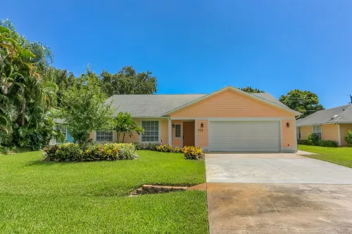 2 King Beds, Heated Pool, Private neighborhood,10 min to Beach,5 min to Downtown