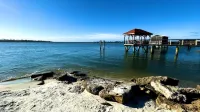 Heated pool at the Heart of Tybee. Walk or bike everywhere 8 bikes for guest.