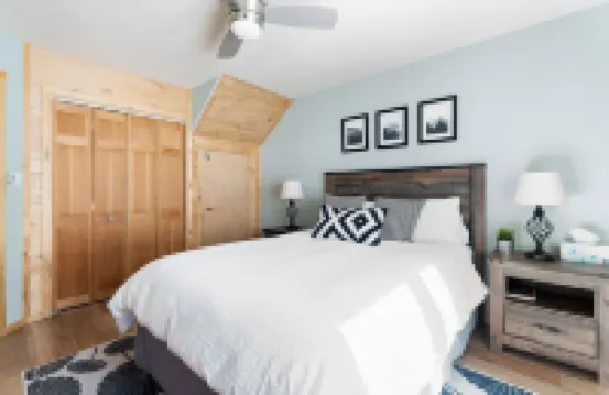 Bright w/ High Ceilings & Deck - 2 Blocks from Elk in Quiet Corner of Town w/EV!