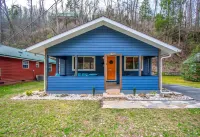 Walk to Gatlinburg - Covered Porch - EV - Fireplace - Clean - Location - Arcade