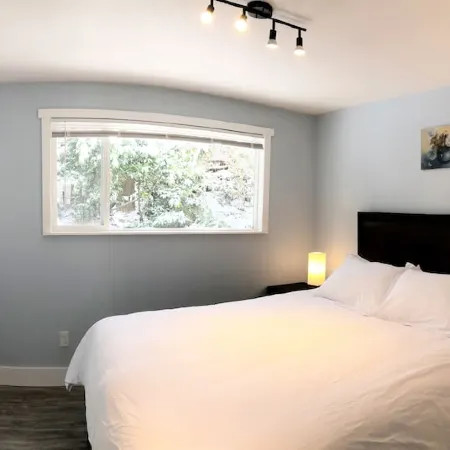 Modern & Remodeled 3bd/2ba duplex unit in Bothell - walk to UW Bothell, Downtown Hotels in Bothell