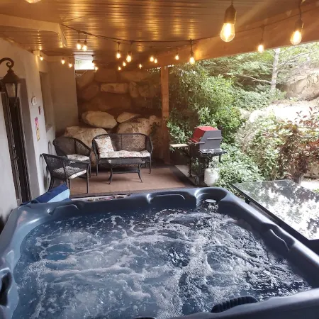 Great Sandy apartment with hot tub and pool table!