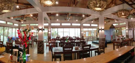 Bugnaw Si-E Beach Resort Отели в г. Guindulman