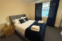 Charming 3BR House - Wifi, Parking, Pet Friendly Hotels in 